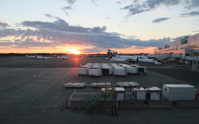 Anchorage Airport アンカレッジ空港　夏は白夜に近く夜も明るい