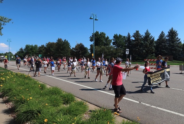 アメリカ独立記念日パレード 高校のマーチングバンド