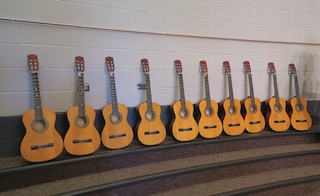 アメリカの小学校でのギターの授業
