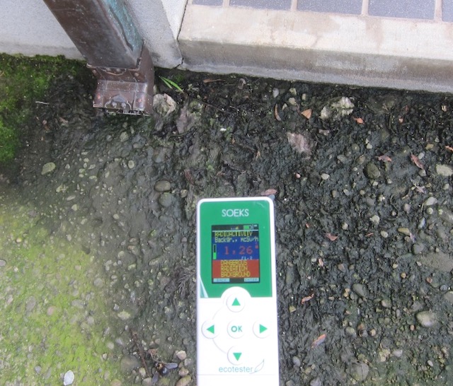 ガイガーカウンターで放射線量を測定　岩手県奥州市 2011年7月