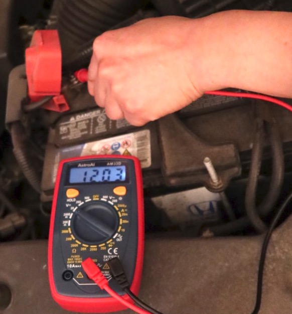 アメリカの車のバッテリーの電圧確認