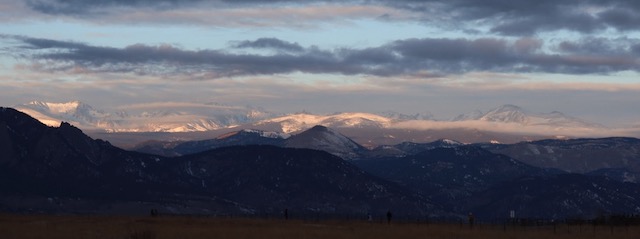 初日の出に照らされるロッキー山脈の山々 2021年 コロラド州ルイスビル市