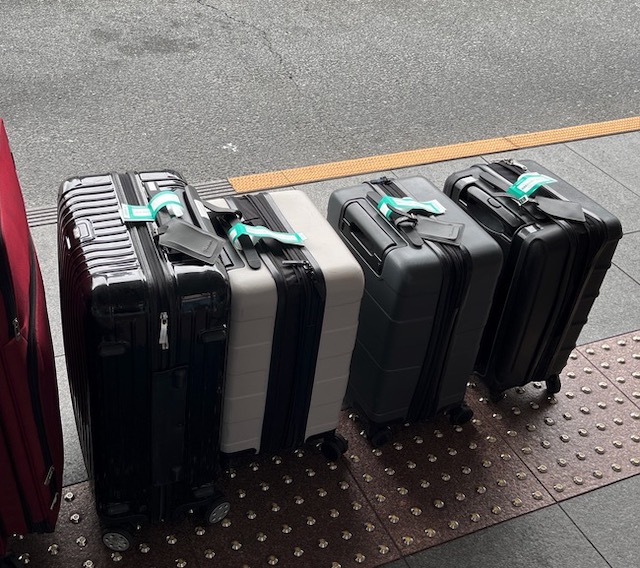 日本の空港バス スーツケース