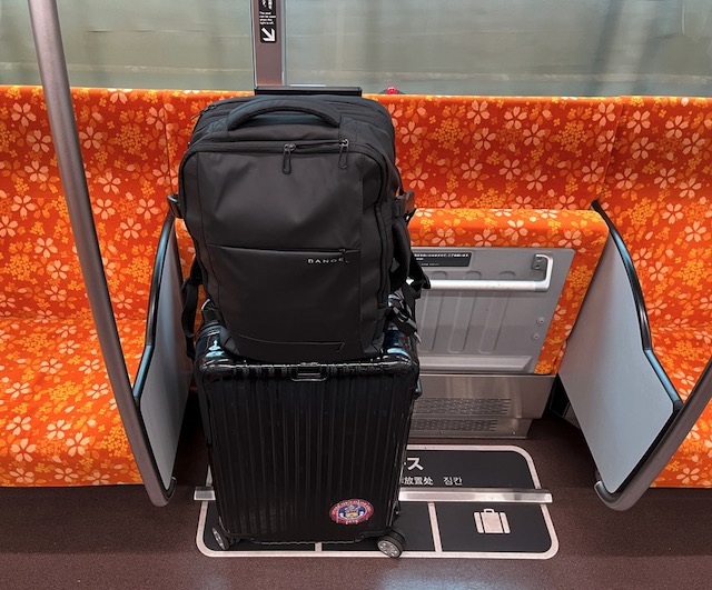 スーツケースの持ち運び　日本の電車