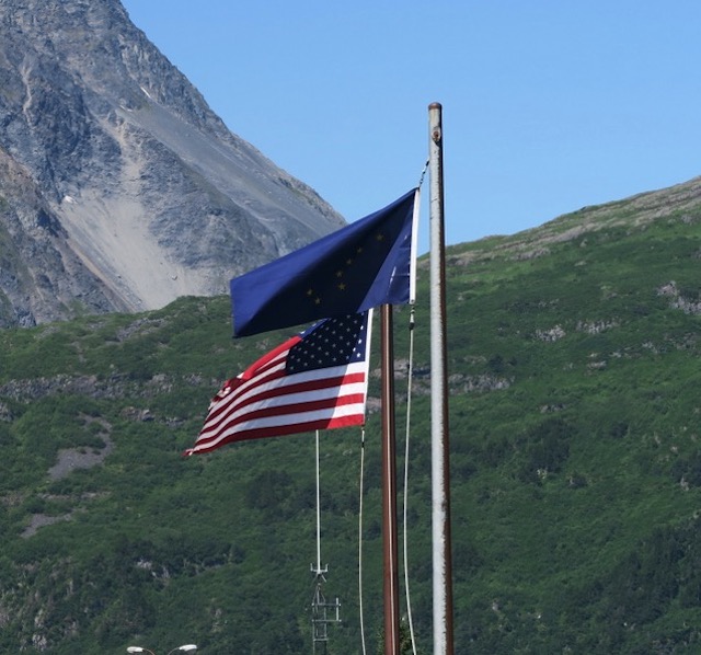 アメリカの旗とアラスカの州旗
