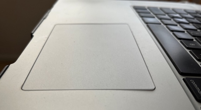 MacBook Pro パッドの膨らみ　バッテリー膨張