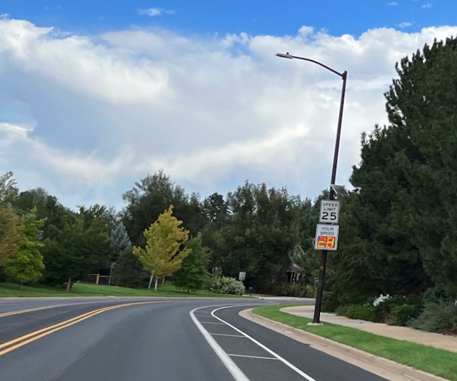 アメリカの交通標識　制限速度 レーダー計測