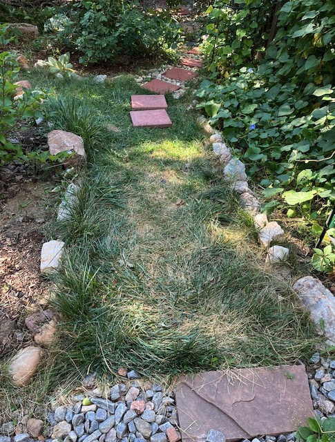 アメリカの庭の芝の一部を小石畳（庭砂利）に
