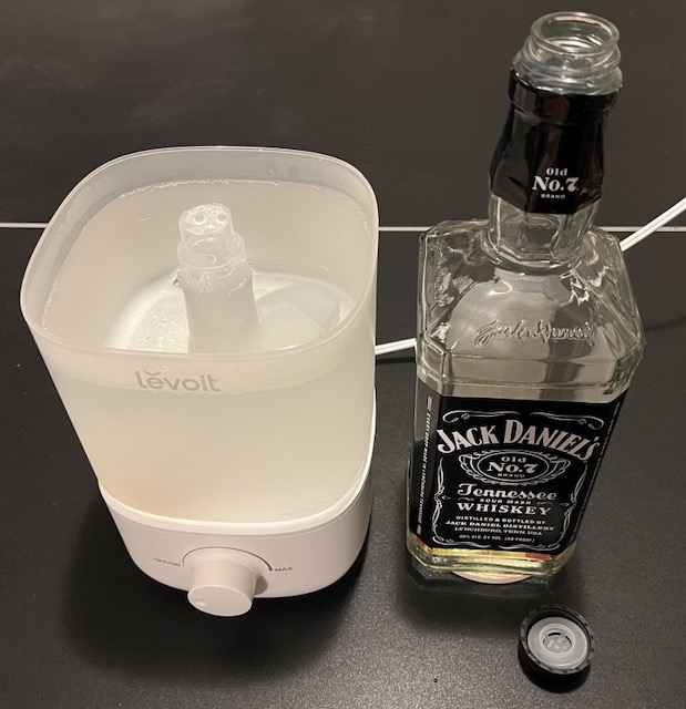 Levoit のシンプルな加湿器　ウイスキーのボトルを利用
